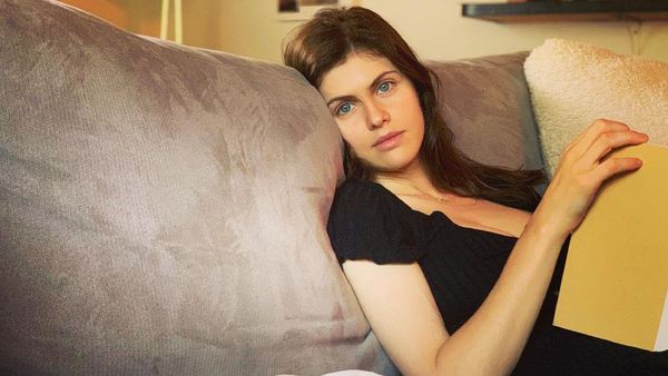 10 Potret Alexandra Daddario, Bintang Baywatch yang Doyan Bekam