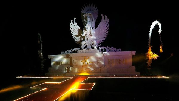 BNI Bersama Seniman Bali Buat Patung Replika GWK dari Pasir Pantai