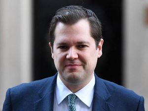 Menteri Perumahan: Pakai Masker Akan Menjadi Pilihan Pribadi di Inggris