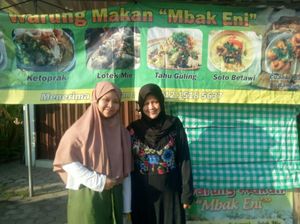 Kisah Perjuangan Pedagang Lotek Antar Sang Anak Lulus Kedokteran UGM Kisah Perjuangan Pedagang Lotek Antar Sang Anak Lulus Kedokteran UGM