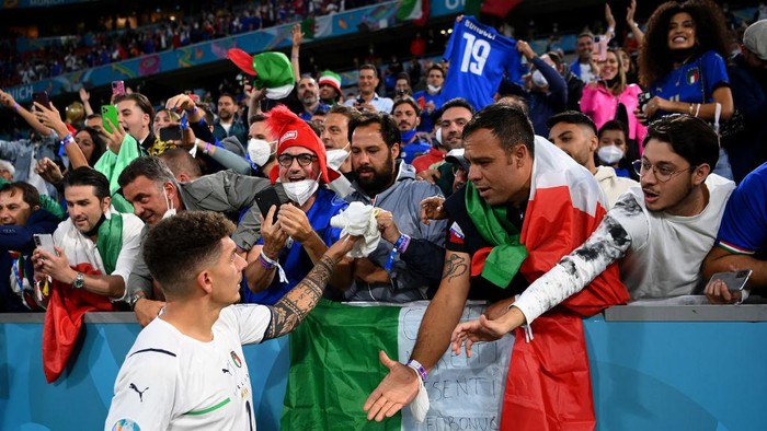 MUNICH, GERMANY - JULY 02: Giovanni Di Lorenzo of Italy interacts with the fans of Italy after the UEFA Euro 2020 Championship Quarter-final match between Belgium and Italy at Football Arena Munich on July 02, 2021 in Munich, Germany. (Photo by Matthias Hangst/Getty Images)