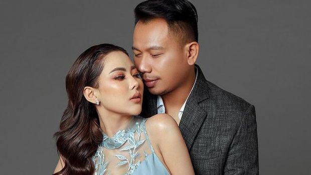 Vicky Prasetyo dinyinyirin oleh netizen karena upload foto mesra bareng model seksi Ayu Aulia. Yuk kita lihat foto mesra mereka!