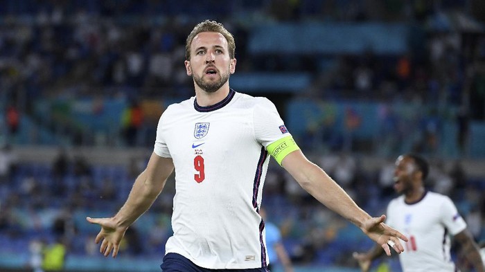 Englands Harry Kane celebrates after scoring his sides third goal during the Euro 2020 soccer championship quarterfinal match between Ukraine and England at the Olympic stadium in Rome, Saturday, July 3, 2021. (AP Photo/Ettore Ferrari, Pool)