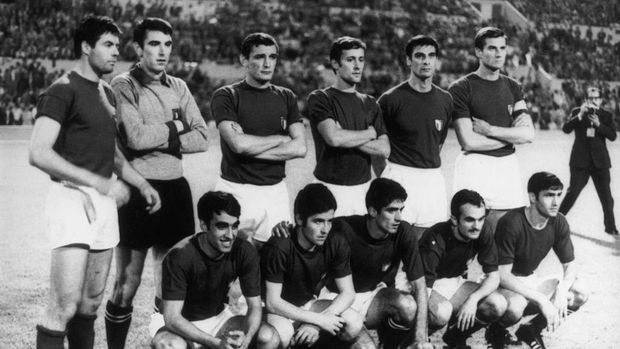 italia, euro 1968 The Italian team poses for pictures after beating Yugoslavia 2-0 in the UEFA European Football Championship Final replay at the Stadio Olimpico in Rome, 10th June 1968. (Photo by Keystone/Hulton Archive/Getty Images)
