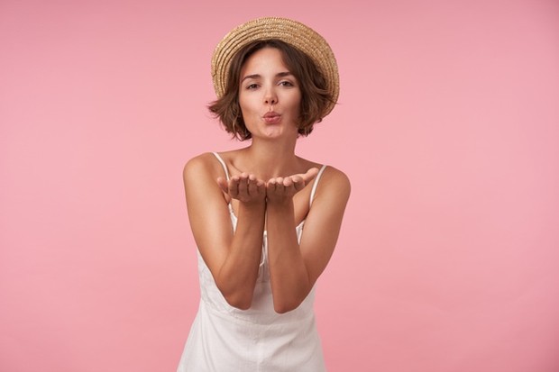 Jika Anda ingin membuat french kiss Anda selangkah lebih maju, masukkan gigitan ke dalam ciuman.