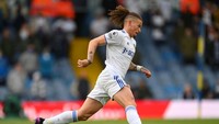 Kalvin Phillips pun mampu alirkan bola lebih baik ke depan. 28 Persen umpan sukses ke depan dicatatkannya musim lalu, Rodri hanya 21 persen (Getty Images)