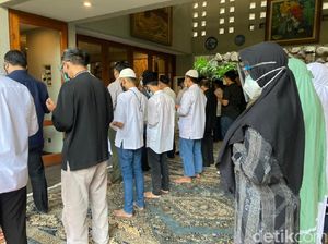 Keluarga Gelar Salat Gaib untuk Harmoko di Rumah Duka Keluarga Gelar Salat Gaib untuk Harmoko di Rumah Duka