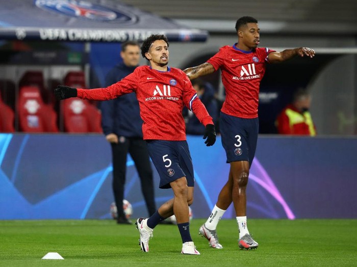 LEIPZIG, GERMANY - NOVEMBER 04: Marquinhos and Presnel Kimpembe of Paris Saint-Germain warms up ahead of the UEFA Champions League Group H stage match between RB Leipzig and Paris Saint-Germain at Red Bull Arena on November 04, 2020 in Leipzig, Germany. Sporting stadiums around Germany remain under strict restrictions due to the Coronavirus Pandemic as Government social distancing laws prohibit fans inside venues resulting in games being played behind closed doors. (Photo by Maja Hitij/Getty Images)