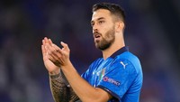 Leonardo Spinazzola terpilih menjadi bek kiri terbaik. Meski sudah absen sejak semifinal karena cedera, ia sempat dua kali dinobatkan UEFA sebagai star of the match, yakni saat melawan Turki dan Austria. Foto: Getty Images/Alessandra Tarantino - Pool