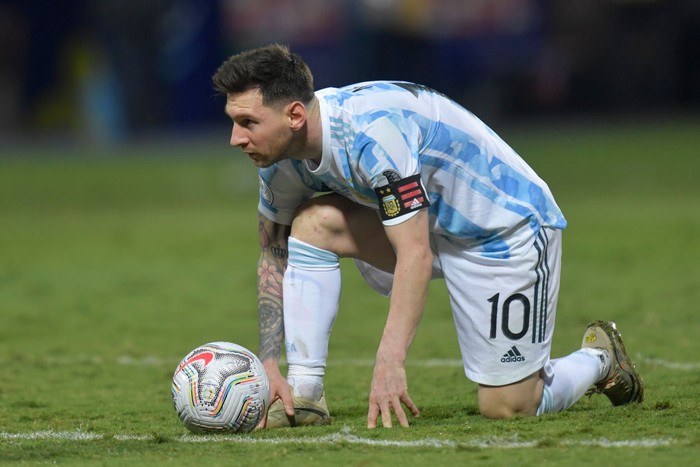 GOIANIA, BRAZIL - JULY 03: Lionel Messi of Argentina prepares to take a free kick kick during a quarter-final match of Copa America Brazil 2021 between Argentina and Ecuador at Estadio Olimpico on July 03, 2021 in Goiania, Brazil. (Photo by Pedro Vilela/Getty Images)