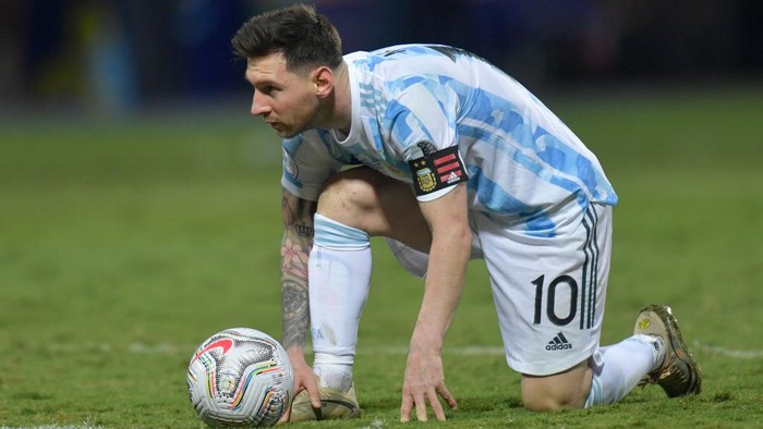 GOIANIA, BRAZIL - JULY 03: Lionel Messi of Argentina prepares to take a free kick kick during a quarter-final match of Copa America Brazil 2021 between Argentina and Ecuador at Estadio Olimpico on July 03, 2021 in Goiania, Brazil. (Photo by Pedro Vilela/Getty Images)