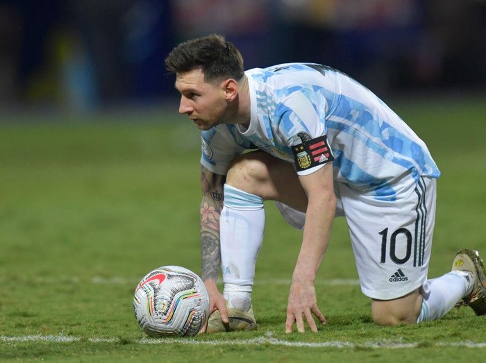 GOIANIA, BRAZIL - JULY 03: Lionel Messi of Argentina prepares to take a free kick kick during a quarter-final match of Copa America Brazil 2021 between Argentina and Ecuador at Estadio Olimpico on July 03, 2021 in Goiania, Brazil. (Photo by Pedro Vilela/Getty Images)