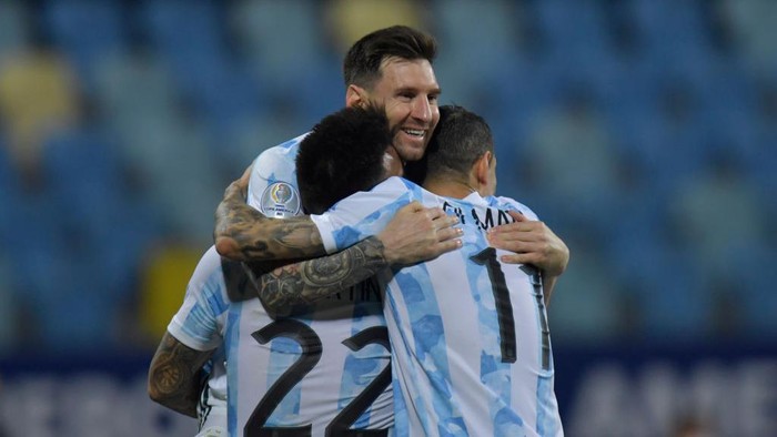GOIANIA, BRAZIL - JULY 03: Lautaro Martinez of Argentina celebrates with teammates Lionel Messi and Angel Di Maria of Argentina after scoring the second goal of his team during a quarter-final match of Copa America Brazil 2021 between Argentina and Ecuador at Estadio Olimpico on July 03, 2021 in Goiania, Brazil. (Photo by Pedro Vilela/Getty Images)