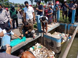 Mayat Bayi Kembar Ditemukan Pemulung di Sungai Gegerkan Warga Jombang