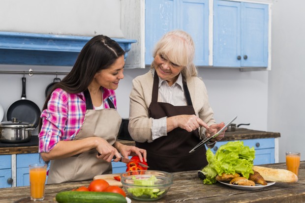 Tips kedua untuk menjaga keharmonisan dengan mertua atau orang tua adalah dengan membuat aktivitas terasa lebih menarik.