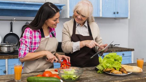 Tips kedua untuk menjaga keharmonisan dengan mertua atau orang tua adalah dengan membuat aktivitas terasa lebih menarik.