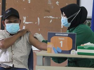 Momen Vaksinasi Ratusan Pelaku UMKM di Jakarta