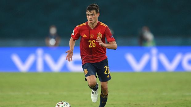 SEVILLE, SPAIN - JUNE 14: Pedri of Spain runs with the ball during the UEFA Euro 2020 Championship Group E match between Spain and Sweden at the La Cartuja Stadium on June 14, 2021 in Seville, Spain. (Photo by David Ramos/Getty Images)