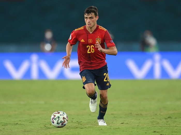 SEVILLE, SPAIN - JUNE 14: Pedri of Spain runs with the ball during the UEFA Euro 2020 Championship Group E match between Spain and Sweden at the La Cartuja Stadium on June 14, 2021 in Seville, Spain. (Photo by David Ramos/Getty Images)