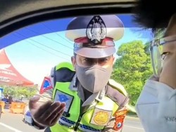 Pengendara Ini Debat dengan Polisi dalam Penyekatan PPKM Darurat di Surabaya