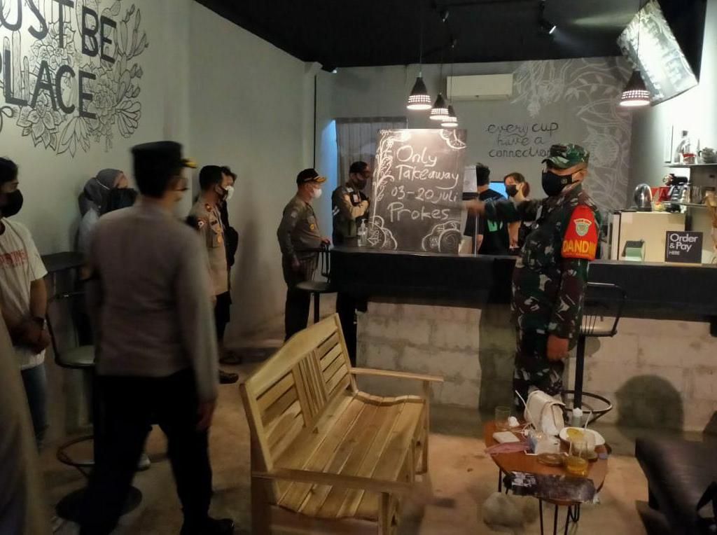 Langgar PPKM Darurat, 6 Kafe-Restoran di Karawang Ditegur Petugas