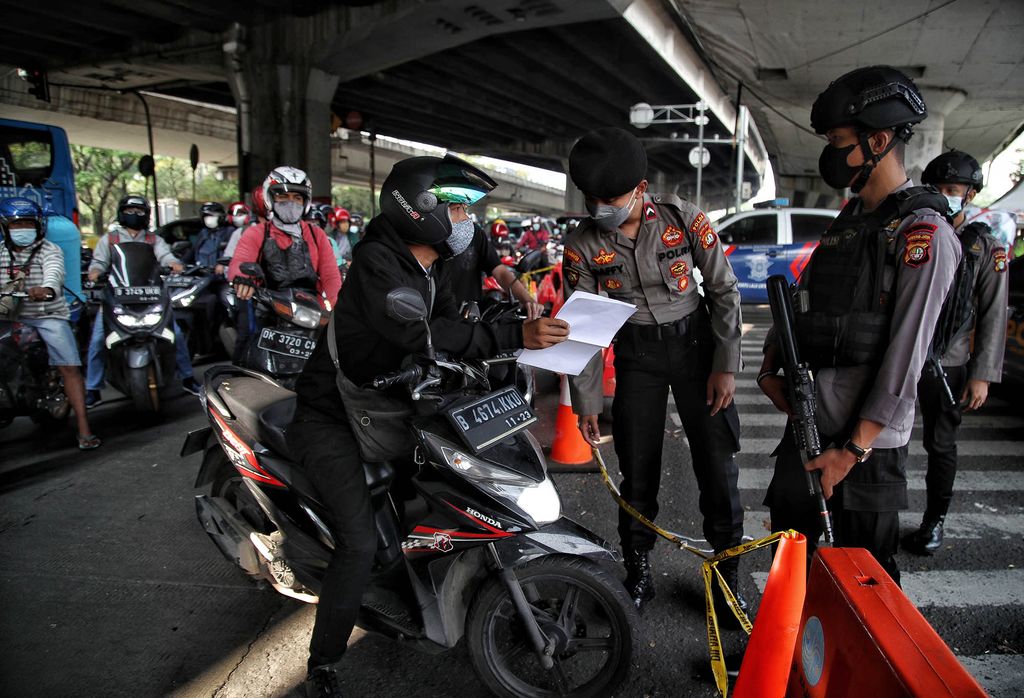 Sejumlah jalan disekat saat PPKM darurat, termasuk di perempatan Cempaka Mas, Jakpus. Selain itu, pos penyekatan itu juga dijaga aparat bersenjata.