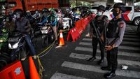 Polisi Bersenjata Jaga PPKM di Cempaka Mas