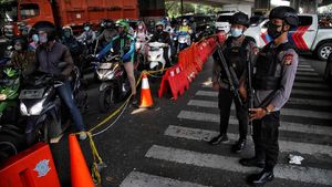 Polisi Bersenjata Jaga PPKM di Cempaka Mas