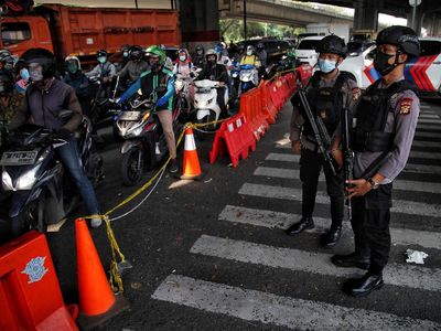Polisi Bersenjata Jaga PPKM di Cempaka Mas