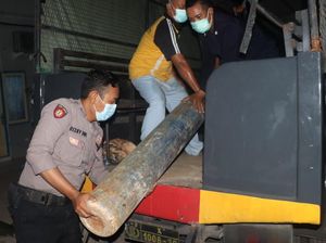 Saat Polisi Kawal Pendistiribusian Tabung Oksigen untuk Rumah Sakit di Gresik