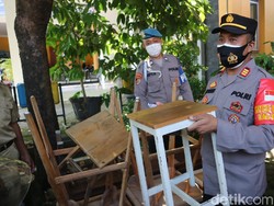Nekat Layani Makan di Tempat, Kursi Warung di Kudus Disita Polisi