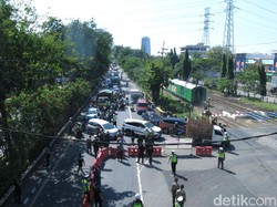 Waduh! Sejumlah Pemotor Nekat Lewat Jalan Tikus Hindari Penyekatan PPKM Darurat