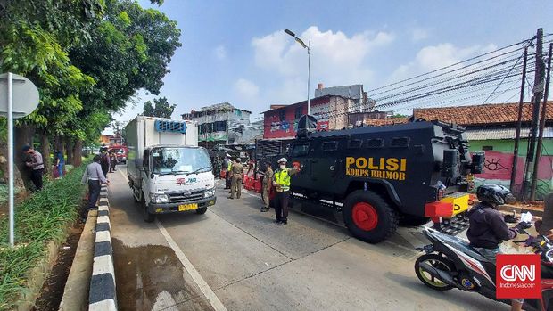 Dua mobil panser milik TNI dan satu Barakuda disiagakan di posko penyekatan Pemberlakuan Pembatasan Kegiatan Masyarakat (PPKM) Darurat sebelum fly over Jalan Lenteng Agung, Jakarta Selatan.