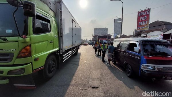PPKM Darurat Sekat Kendaraan di GT Padalarang