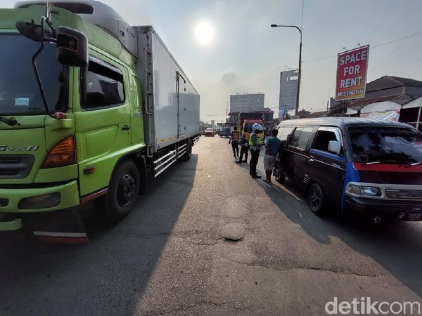 PPKM Darurat Sekat Kendaraan di GT Padalarang