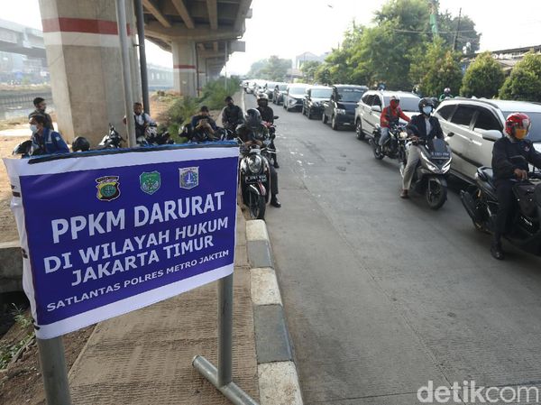 PPKM Ketat Jalan Kalimalang Macet