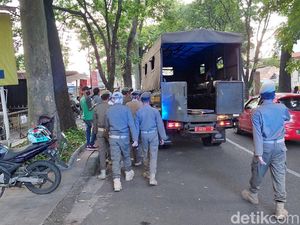 PPKM Darurat, Pedagang di Depan BEC Kucing-kucingan dengan Satpol PP PPKM Darurat, Pedagang di Depan BEC Kucing-kucingan dengan Satpol PP