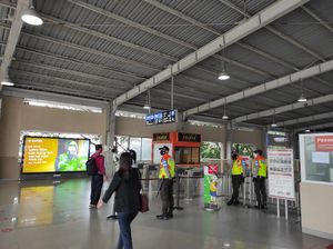 Cerita Warga Waswas Ngantor Naik KRL Saat PPKM Darurat