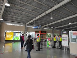 Cerita Warga Waswas Ngantor Naik KRL Saat PPKM Darurat