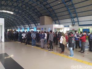 Stasiun Palmerah Padat di Masa PPKM Darurat, Banyak Pekerja Masih WFO