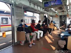 Masih Rame. Potret KRL di Hari Pertama Kerja Masa PPKM Darurat