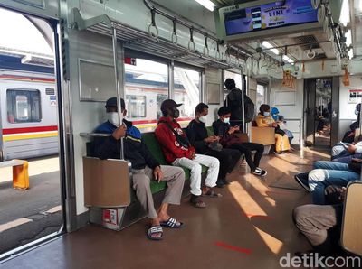 Masih Rame. Potret KRL di Hari Pertama Kerja Masa PPKM Darurat