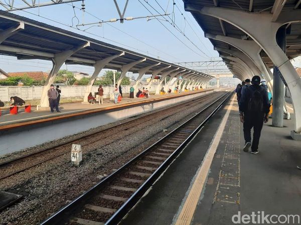 Penampakan Suasana KRL di Hari Pertama Kerja saat PPKM Darurat