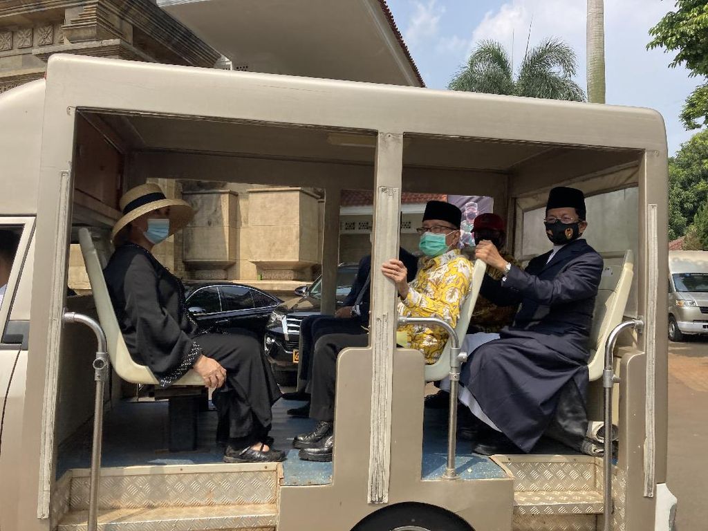 Protokol Corona, Jenazah Harmoko Dimakamkan secara Tertutup di TMP Kalibata Protokol Corona, Jenazah Harmoko Dimakamkan secara Tertutup di TMP Kalibata