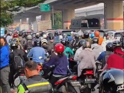 Penampakan Pos Penyekatan PPKM Darurat di Kalimalang, Macet Parah!