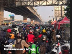 Cerita Pekerja dari Bekasi Terjebak Macet di Pos Penyekatan Kalimalang