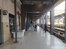Hari Pertama Kerja Saat PPKM Darurat, Stasiun Manggarai Lengang Pagi Ini