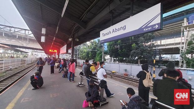 Suasana Stasiun Tanah Abang, Jakarta, di hari kerja pertama masa PPKM Darurat, pada Senin (5/7).