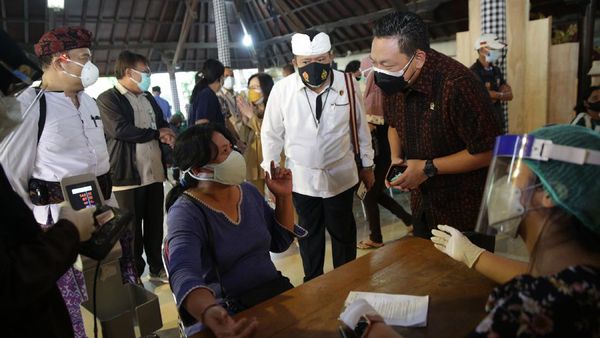 Suasana Vaksinasi Massal di Pure Candra Prabha