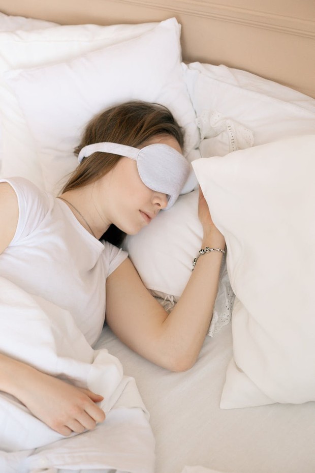 Tidur cukup membantu menjaga kulit (foto: pexels.com/anna necrasevich)